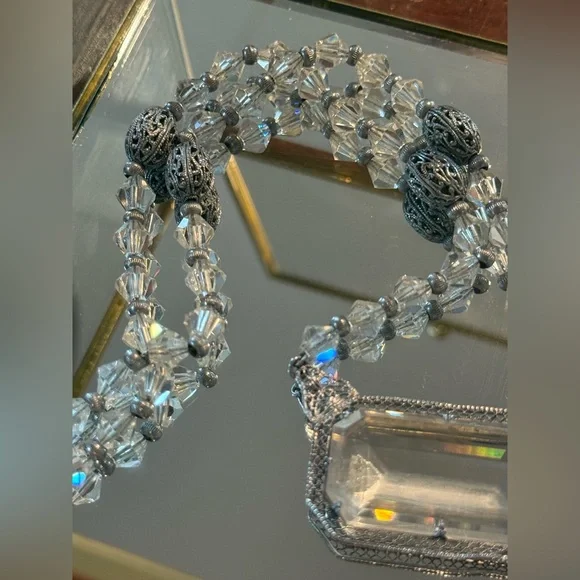 1920’s Rhodium Plated Silver Crystal Necklace. 17 1/2” in length. - Picture 3 of 4